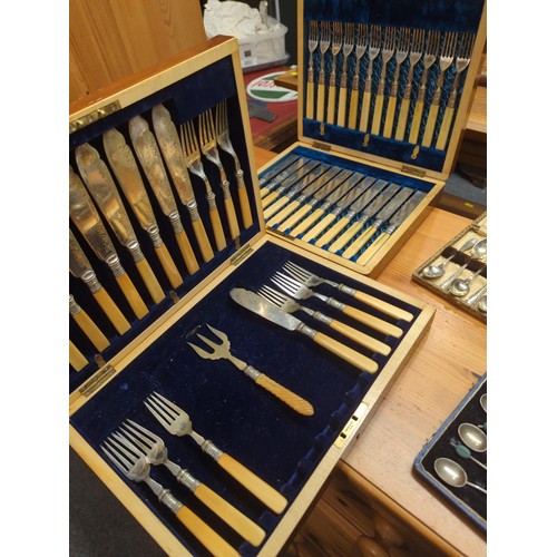 579 - Ten boxes with a variety of cutlery/flatware. Inc, fish knives and forks, butter knives, shellfish p... 