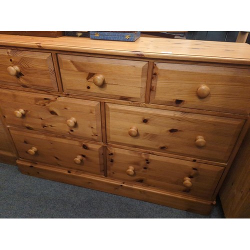 580 - Modern pine sideboard with 7 drawers of different sizes. W132 D42 H88.5 cm