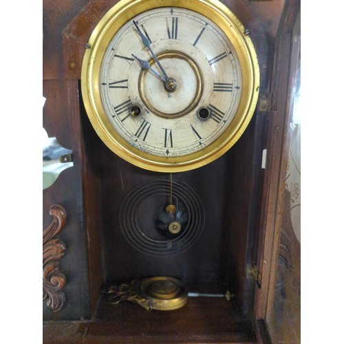 650 - American mantle clock in carved wood frame, with pendulum and key W36cm D13cm H58cm 