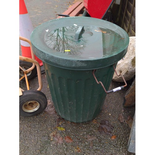 161 - Green plastic waste bin & lid along with a selection of large and small pieces of slate!