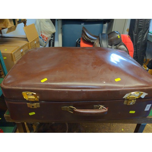 178 - Suitcase and plastic container with hand bags, belts inc Frerizie