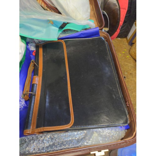 178 - Suitcase and plastic container with hand bags, belts inc Frerizie