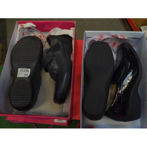 200 - 3 x pairs of ladies shoes, inc. Heavenly Feet and Cushion Walk, 2 x size 5 and 1 size 4