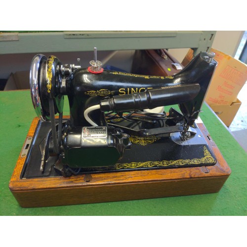 256 - Electric Singer sewing machine in case with motor and light EB657370