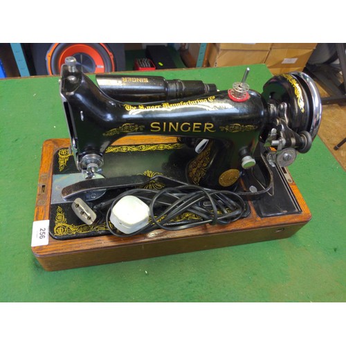 256 - Electric Singer sewing machine in case with motor and light EB657370