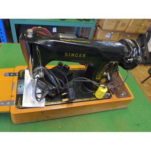 258 - Singer sewing machine em247586 with motor 