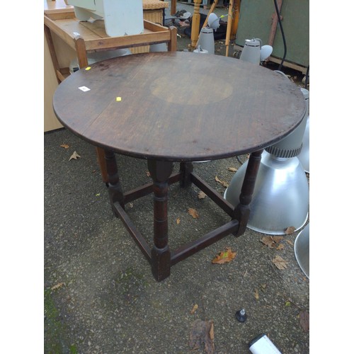 43 - Oak circular topped table. D77cm H65cm