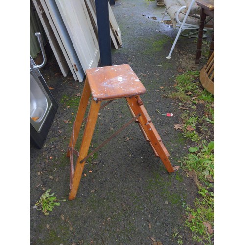 87 - Small pine hop up stool