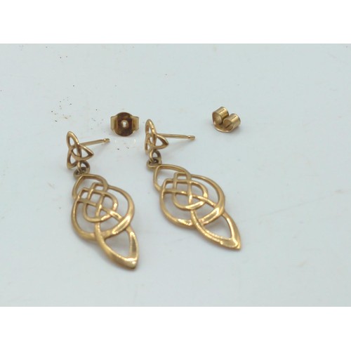 659 - Pair of 9ct gold openwork Celtic design pendant earrings, stamped 375 to posts, length 35mm, gross w... 