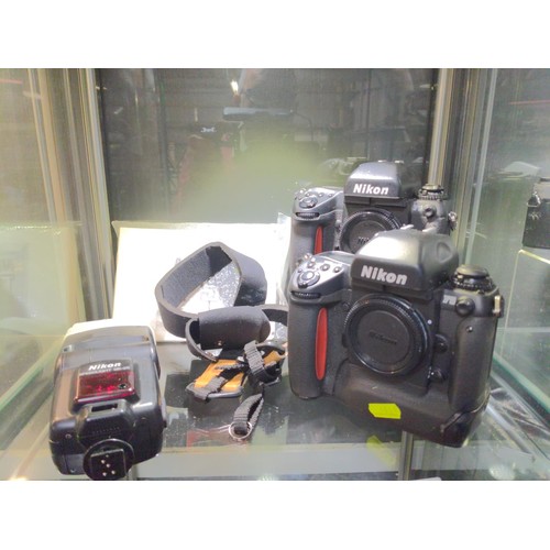 706 - Nikon F5 camera body with winder, instruction manual, Nikon Speedlight SB-25 flash. Together with a ... 