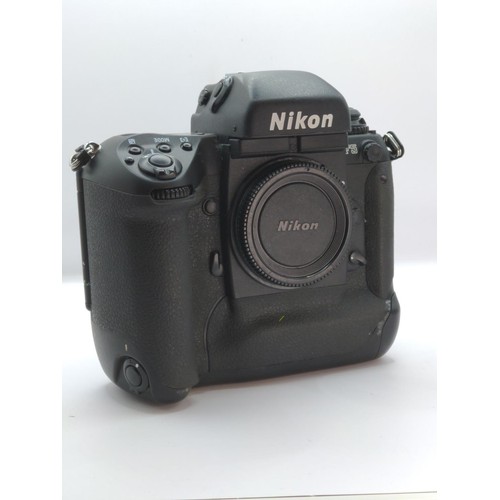 706 - Nikon F5 camera body with winder, instruction manual, Nikon Speedlight SB-25 flash. Together with a ... 