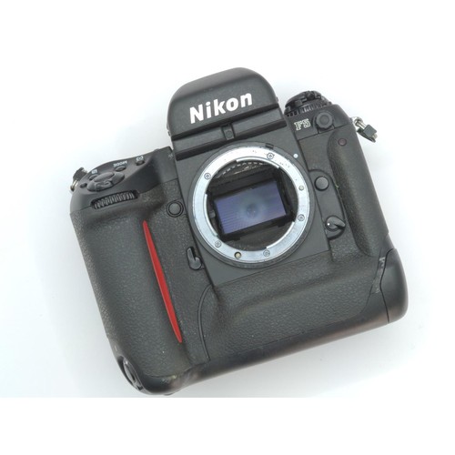 706 - Nikon F5 camera body with winder, instruction manual, Nikon Speedlight SB-25 flash. Together with a ... 