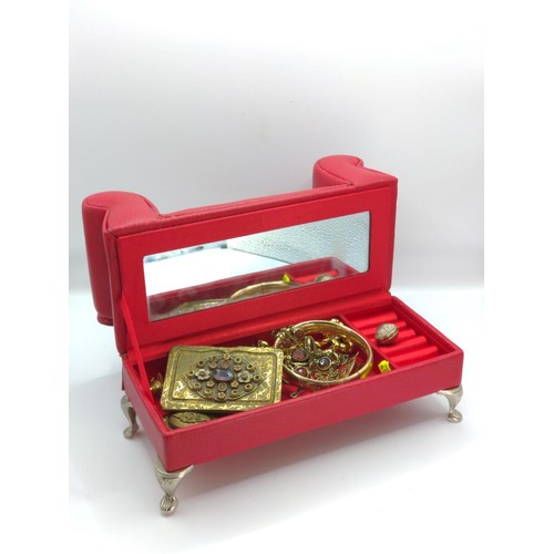 669 - Red sofa jewellery box with jewellery contents including Victorian shell shaped locket, necklaces, l... 