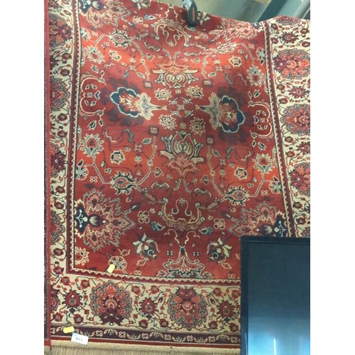 813 - Persian rug, with floral detail in reds. 1m x 150cm