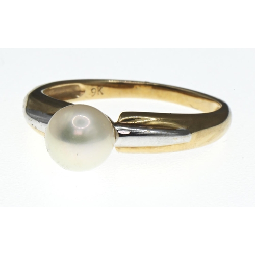 71 - 9ct gold ring set with a single pearl, size O. gross weight 2.5 grams