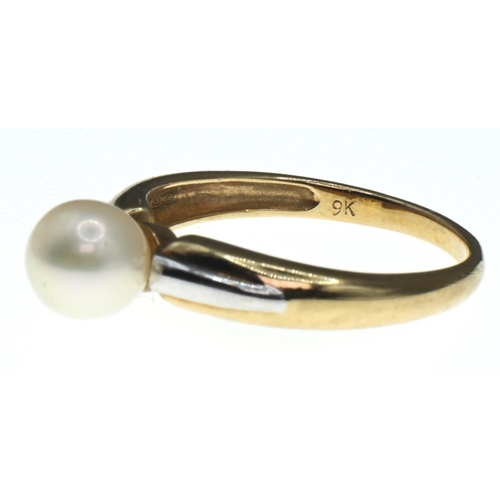 71 - 9ct gold ring set with a single pearl, size O. gross weight 2.5 grams