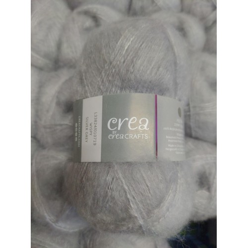 61 - Approx 36 x 25g balls of silver grey yarn