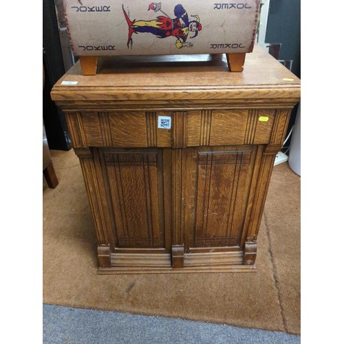 1176 - Vintage sewing table with flip top working area, two cupboard doors and some items of sewing equipme... 