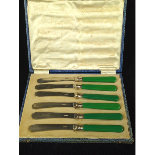 687 - 3 x small cases of plated ware inc teaspoons, desert spoons & fruit knifes