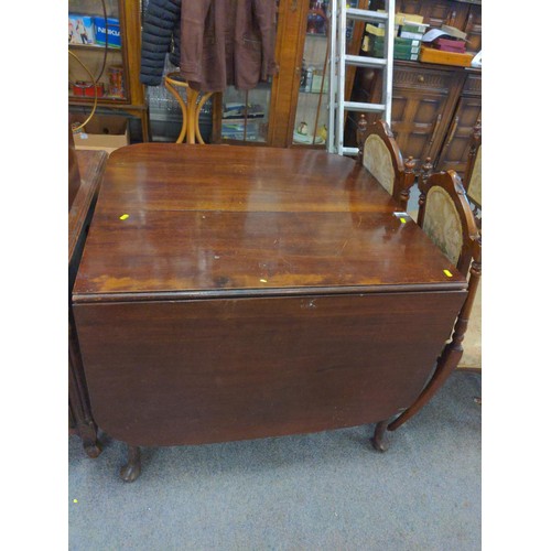 686 - Hardwood drop leaf table with turned legs. W88 L136 H72 cm