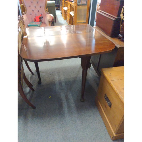 686 - Hardwood drop leaf table with turned legs. W88 L136 H72 cm