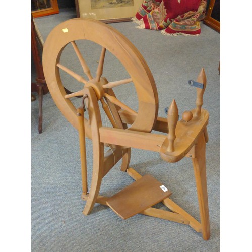 692 - wooden Ashford style spinning wheel with accessories