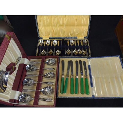 687 - 3 x small cases of plated ware inc teaspoons, desert spoons & fruit knifes