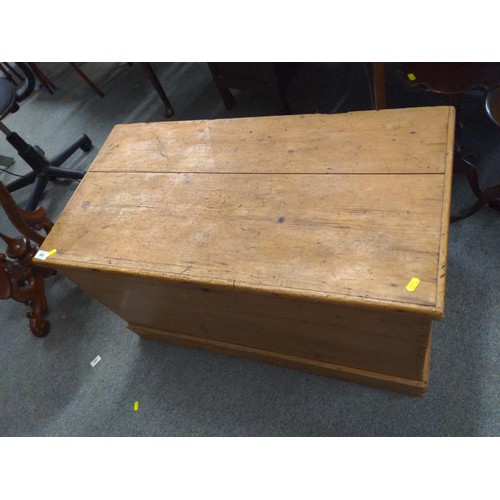 691 - Large pine trunk/blanket box with internal candle box w89cm D48cm H51cm