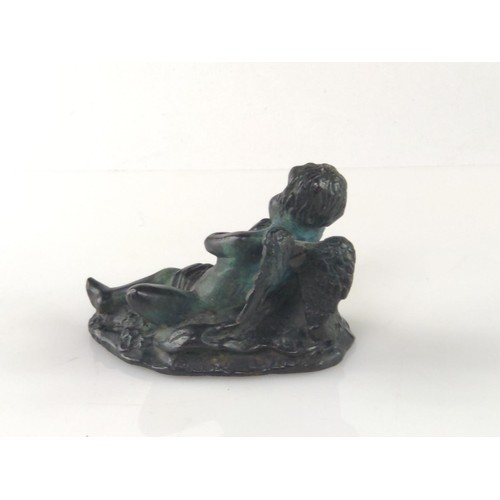 1017 - Bronze model of a sleeping cherub, L10cm x H6.5cm