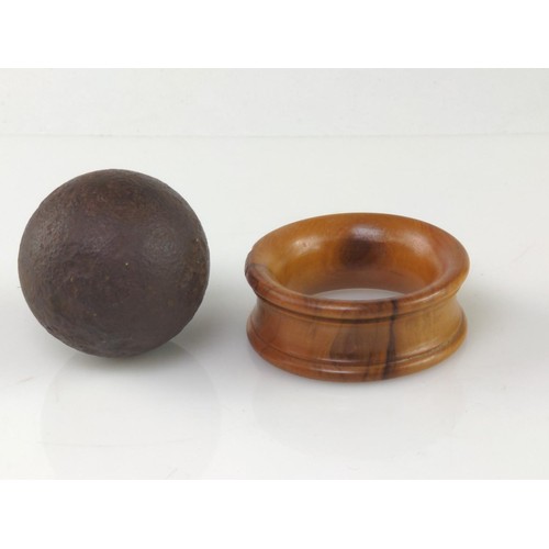 1019 - Cast iron canon ball, dia. 5cm, on wooden napkin ring