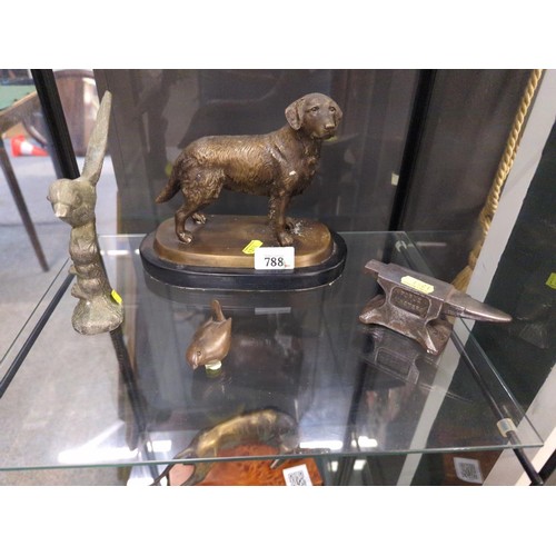 788 - Bronze retriever on slate plinth, ht. 17cm, together with a metal bird, an anvil and a resin robin (... 