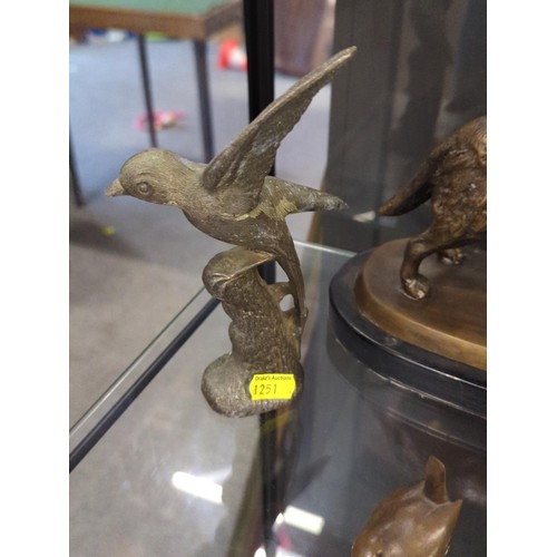 788 - Bronze retriever on slate plinth, ht. 17cm, together with a metal bird, an anvil and a resin robin (... 