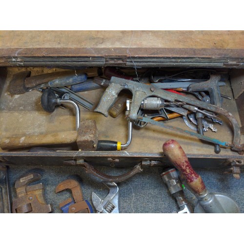 123 - Vintage tool box with hand tool contents inc. bit & brace, Stanley No.5 plane, lump hammer etc.