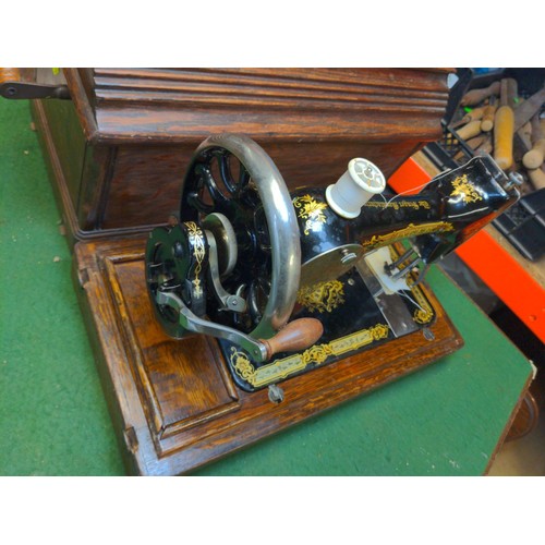 138 - Vintage Singer sewing machine in case