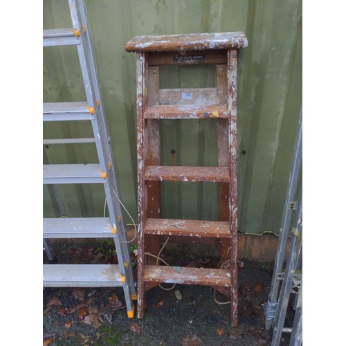 256 - Decorative wooden 4 step stepladder