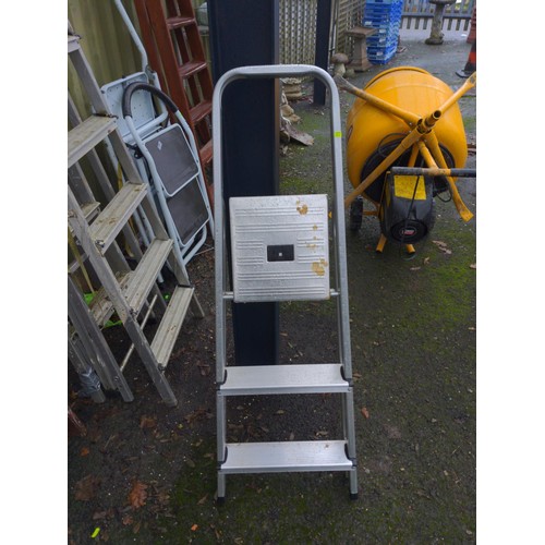 259 - 2 step aluminium step ladder