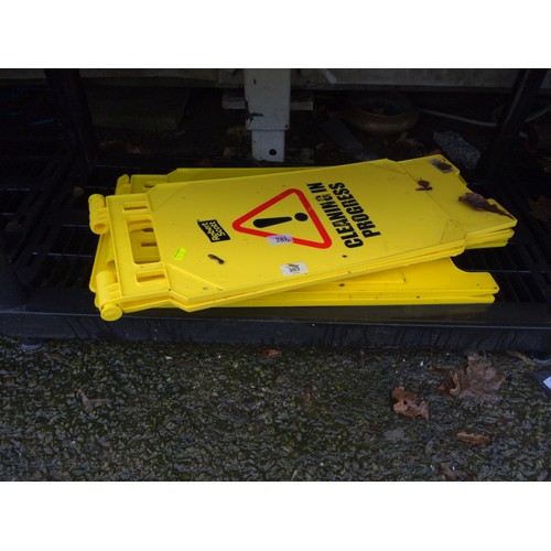 281 - 3 x plastic cleaning warning floor signs