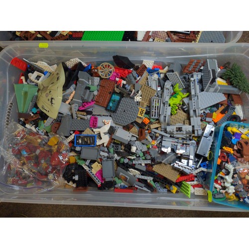 729 - Two plastic trays of mixed lego.