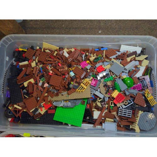 729 - Two plastic trays of mixed lego.