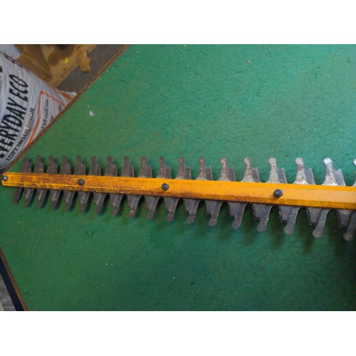 86 - DeWalt DCM563 battery hedge trimmer with 18v 5Ah battery, does not include charger. Appears in very ... 