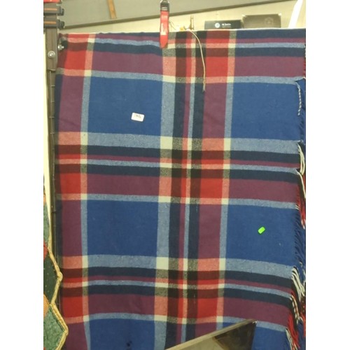 780 - Checkered blanket 164 x 150 cm