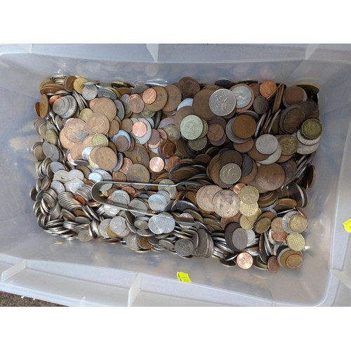 739 - Large quantity of mixed world coins and others.