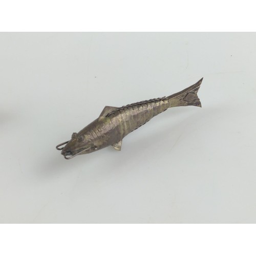 617 - Silver articulated fish (Marked SILV) 9.5cm long. Weight 18.3g.