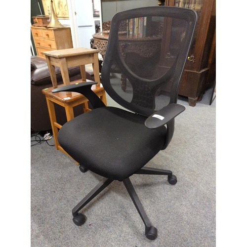 990 - Black office chair adjustable and swivel/tilt. 