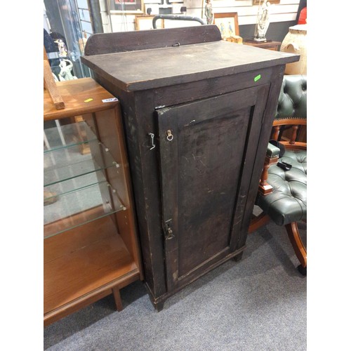 643 - Back gallery single door oak cupboard with internal shelves. W60 D40 H105 cm 