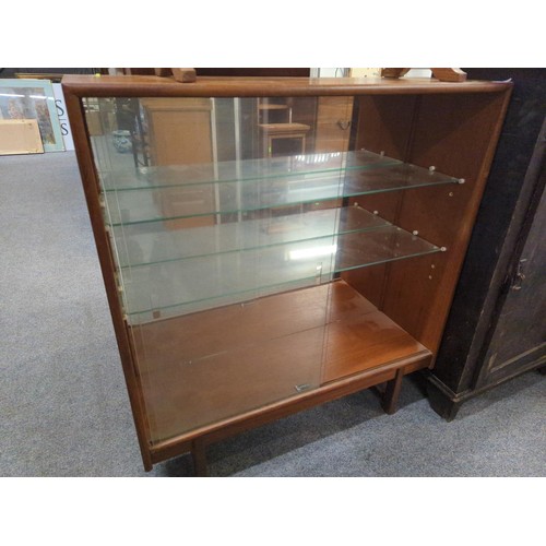 644 - Mirror backed display cabinet with sliding doors. W 91cm x d 28cm x h 100cm