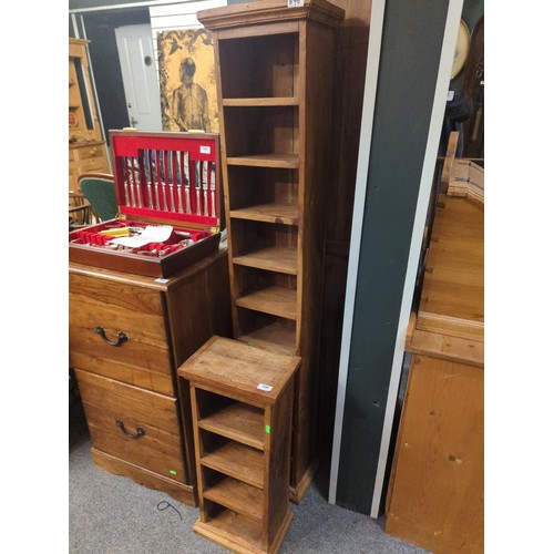 646 - Two Mexican pine style book cases. Tallest has 10 shelves (W30 D21 H157 cm