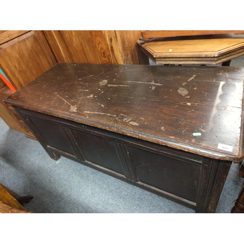 657 - Large oak coffer with metal hinges, lock and no key. W133 D55 H64 cm