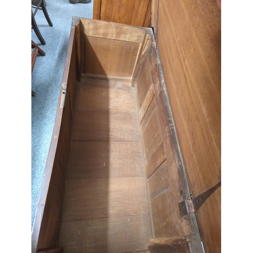 657 - Large oak coffer with metal hinges, lock and no key. W133 D55 H64 cm