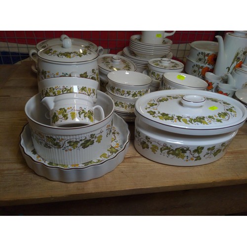 486 - Wedgwood vine pattern dinner service inc, flan, soup tureen, casserole, bowls, plates, jug and side ... 